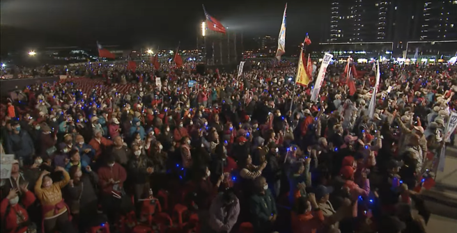 國民黨總統候選人侯友宜今（8）日晚間再度回防台中並出席造勢，現場人潮炸裂。（取自中時新聞網直播）