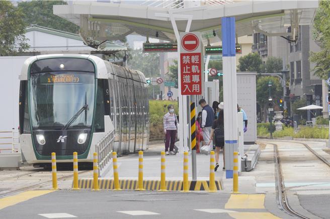 高雄轻轨自2015年开始营运，直到今年成圆试营运阶段仍有不少旅客不清楚搭车要按钮开门，高捷公司表示会加强宣导。（任义宇摄）