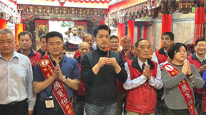 台北市长蒋万安（前中）8日下午南下台中，陪同中二选区立委候选人顏？恒到沙鹿玉皇殿参拜，随后到沙鹿市区徒步扫街。（读者提供／张妍溱台中传真）
