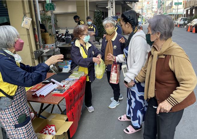 國際佛光會與新興區建華里里長吳文欽合辦臘八粥發放活動，準備上千份臘八粥發放給里民、弱勢團體及附近宮廟。（翻攝照片／任義宇高雄傳真）
