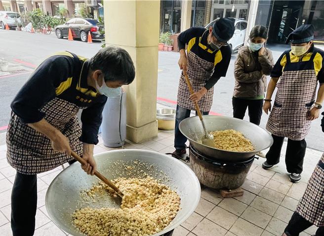佛光會動員義工十多人，在今天一大早在新興區同愛街建華里辦公室旁煮熟臘八粥。（翻攝照片／任義宇高雄傳真）