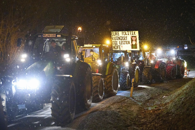 德国农民把耕耘机、牵引机开上道路，封锁高速公路， 抗议联邦政府取消油料税减免。(图/美联社) 