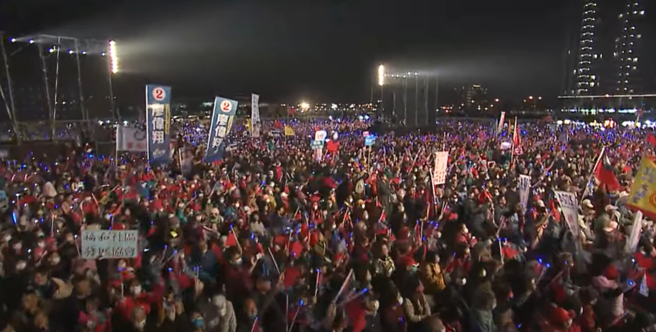 国民党总统候选人侯友宜今（8）日晚间再度回防台中并出席造势，现场人潮炸裂。（取自中时新闻网）