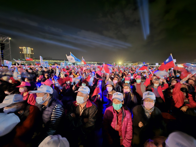 国民党总统候选人侯友宜今(8)日晚间再度回防台中并出席造势，现场人潮炸裂，现场集结破500台游览车，展现在野大团结气势。而一直到晚间8时，现场主持人也宣布，已经涌入7万人。（民眾提供）