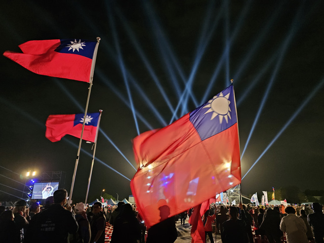 现场支持者情绪高昂，许多民眾更是拿着国旗挥舞力挺。（民眾提供）