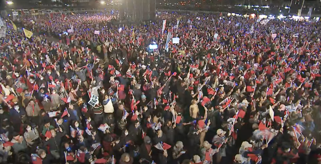 晚间8时，现场主持人也宣布，已经涌入7万人，蓝营支持者情绪激昂，高喊「给我一个总统侯友宜、给我一个院长韩国瑜」。（中时新闻网直播）