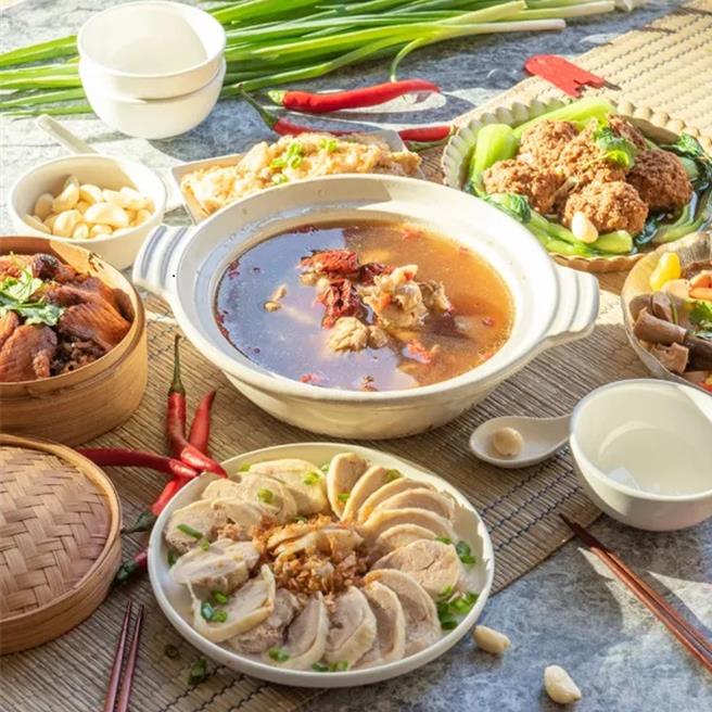 「手路菜豪華組」可吃到醋漬野菇沙律、蔥油雞捲、紅燒獅子頭、豆瓣鱸魚、蒲燒鯛米糕、黑蒜蕈菇燉雞湯6道菜式，優惠價2260元。(台南大飯店提供)