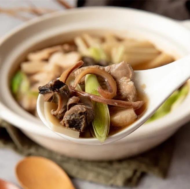 台南大飯店近30道鮮凍美饌可吃到魷魚螺肉蒜湯、台式八珍羹、五味黃魚、杏仁蝦棗等台式宴客菜，每道220元起。(台南大飯店提供)