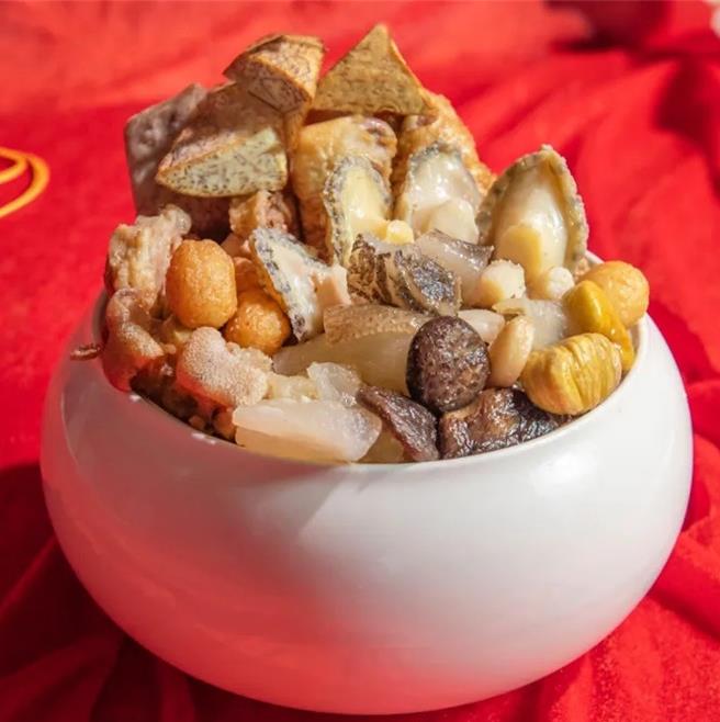 「尊品鮑魚佛跳牆」遵循百年古法厚工精神，香氣濃郁，湯頭層次豐富，優惠價999元。(台南大飯店提供)