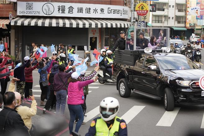趙少康陪南投一選區立委候選人馬文君車掃拜票，支持者揮旗幟高喊「台灣平安人民侯康」、「馬文君，凍蒜」！（國民黨南投縣黨部提供／楊靜茹南投傳真）