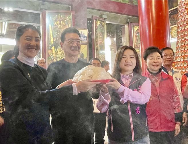 南投縣長許淑華陪趙少康、馬文君在敦和宮參拜祈福後，贈送趙少康、馬文君包子跟粽子，預祝2人「包中」當選。（楊靜茹攝）