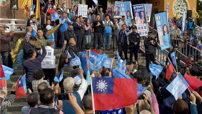 趙少康在南投縣太清宮輔選立委候選人馬文君、游顥，呼籲支持者支持侯康，兩岸和平讓大家都有錢賺，現場支持者歡聲雷動。（楊靜茹攝）