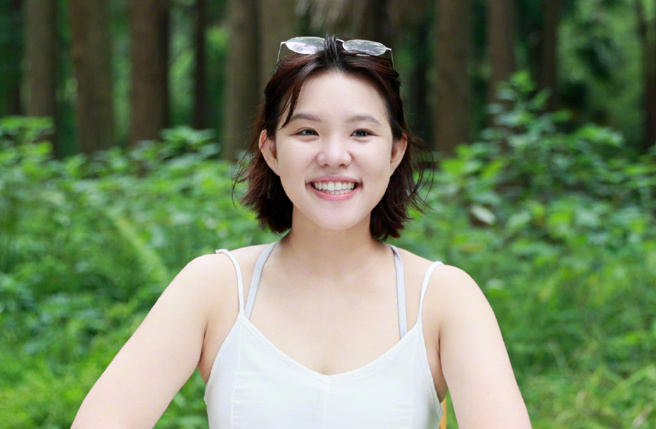 艺人谢依霖日前透露小时候父亲有外遇。（图／微博）