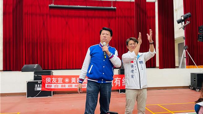 國民黨不分區立委提名人謝龍介（左）為黨籍台東區域立委候選人黃建賓（右）站台助講。（蕭嘉蕙攝）