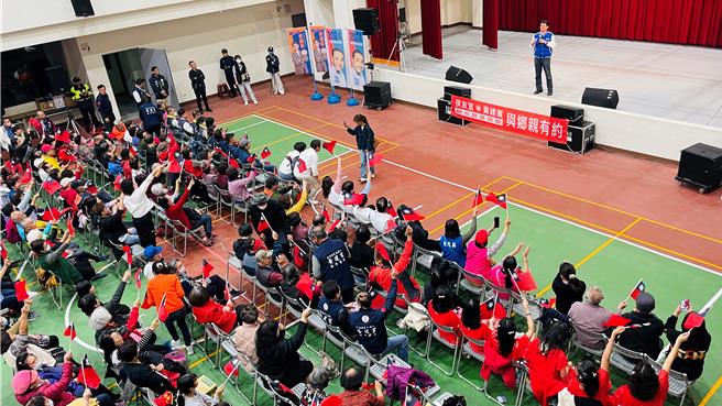 國民黨台東立委候選人黃建賓今辦理「與鄉親有約」座談會，同黨不分區立委提名人謝龍介站台助講，現場湧入千人。（蕭嘉蕙攝）