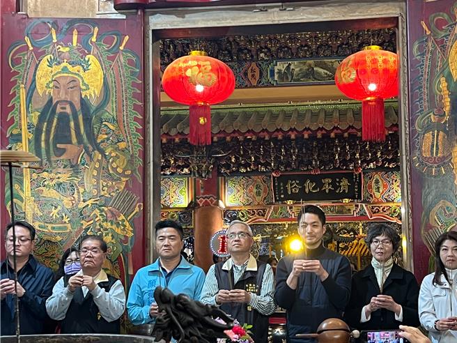 2024大選進入衝刺期，國民黨人氣超旺的台北市長蔣萬安8日下午南下台中，陪台中二選區立委候選人顏寬恒掃街，並到烏日玉闕朝仁宮參拜。（顏寬恒競總提供／潘虹恩台中傳真）