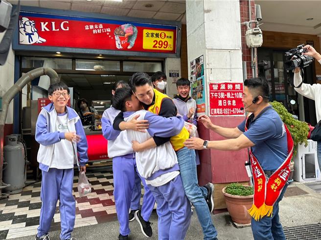 2024大選進入衝刺期，國民黨人氣超旺的台北市長蔣萬安8日下午南下台中，陪台中二選區立委候選人顏寬恒掃街，粉絲獻上熱情擁抱。（顏寬恒競總提供／潘虹恩台中傳真）