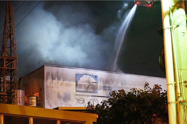 据了解，起火点在移工宿舍区域，疑似移工在宿舍烹煮晚餐酿祸，所幸所有人均逃生，并无人员受困。（民眾提供／吴建辉彰化传真）