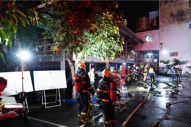 警消表示，今晚8点34分接获民眾通报，富强轮胎厂发生大火，随即派遣西区、花坛、员林等消防分队前往抢救，所幸工厂警急将所有员工撤离，到场时随即拉起水线灌救。（民眾提供／吴建辉彰化传真）