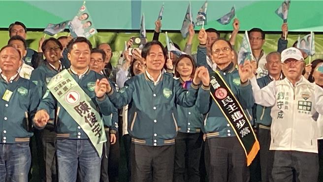 选前进入黄金期，民进党今（8日）在宜兰举行万人造势晚会，蔡英文总统、总统候选人赖清德（前排中）等都到场，现场涌入逾2万人，气氛热血沸腾。（吴佩蓉摄）