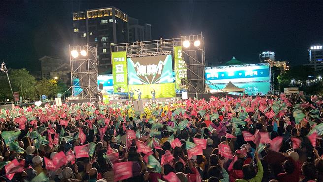 造势晚会现场涌入逾2万人，气氛热血沸腾。（吴佩蓉摄）