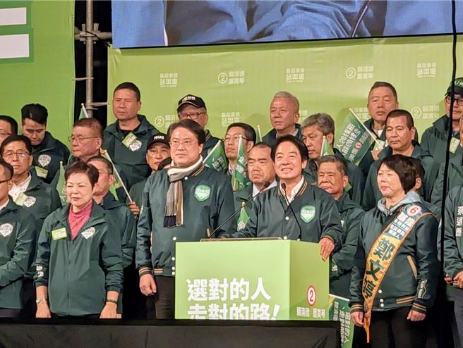 民进党8日在基隆市举行选前造势大会，民进党总统候选人赖清德（前右2）表示，他是万里出身，基隆也算是他的家乡，未来基隆的建设与发展也算他一份。（张志康摄）