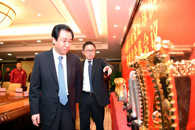 劉永灼（右）曾是恒大集團董事長許家印（左）的得力下屬。（圖／新華社資料照片）