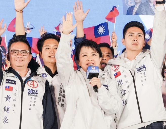 國民黨8日晚間在台中舉辦「挺侯康！前進總統府 向人民宣示」選前造勢晚會，現場湧入逾10萬人，氣氛熱絡，台中市長盧秀燕也上台助講。（取自盧秀燕臉書）