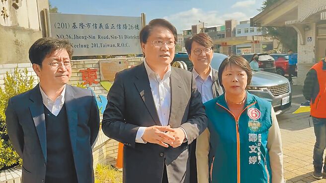 基隆市民进党立委候选人郑文婷（右一）7日在立委蔡适应（左一）及内政部长林右昌（左二）陪同下展开车队扫街。（张志康摄）