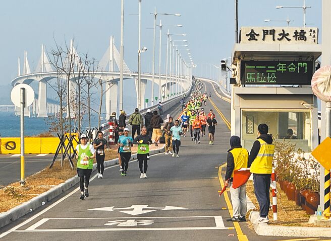 2024金門馬拉松7日舉行全馬及半馬組賽程，由於東北季風增強，海面上的平均陣風達到5-7級，選手跑上金門大橋時感受到的瞬間陣風更為強勁，尤其是從烈嶼端回程的逆風更讓很多跑者大喊吃不消。（于家麒攝）