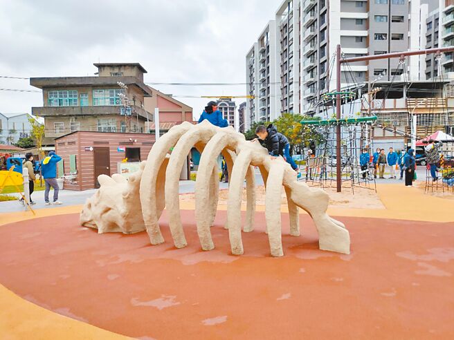 莺歌逗逗龙公园巨大的三角龙化石，营造出侏罗纪的气氛。（新北市景观处提供／王扬杰新北传真）