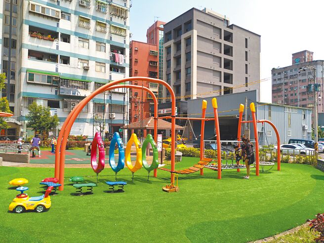 八里龙源公园的鸟巢秋千、吊桥、拱形桥、乌龟跳桩等游具，可训练孩子的肌肉发展和协调性。（新北市景观处提供／王扬杰新北传真）