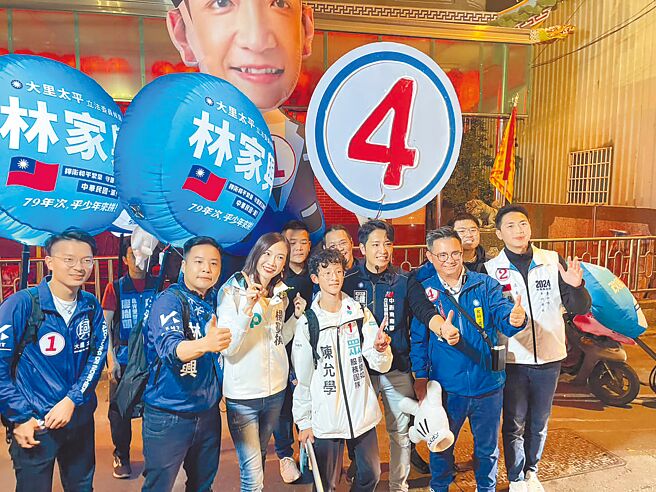國民黨台中立委候選人林家興（左二）、廖偉翔（右一）、羅廷瑋（右三）和黃健豪（右二）等6日晚間現身民眾黨造勢現場外圍，在民眾「棄侯保柯」聲浪中拉票。（圖取自林家興臉書／潘虹恩台中傳真）