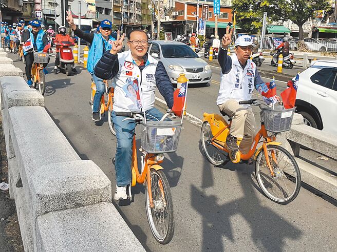 國民黨彰化縣二選區立委候選人楊曜聰（左）7日以鐵馬車隊掃街拜票。（楊曜聰競選總部提供／孫英哲台中傳真）