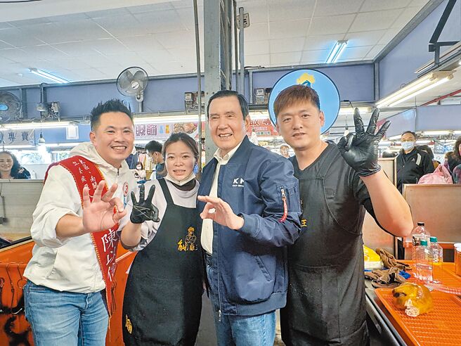 前總統馬英九（右二）7日陪同國民黨南市六選區立委候選人陳以信（左）到東區崇義黃昏市場拜票。（曹婷婷攝）