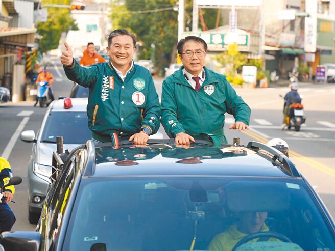 台南市長黃偉哲（右）7日陪同爭取連任的民進黨南市六選區立委候選人王定宇（左）車隊掃街。（王定宇競總提供／曹婷婷台南傳真）