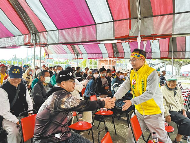 無黨籍南市六選區立委候選人陳永和（右）7日回到龍崎區舉辦唯一一場政見發表會，爭取鄉親支持。（曹婷婷攝）