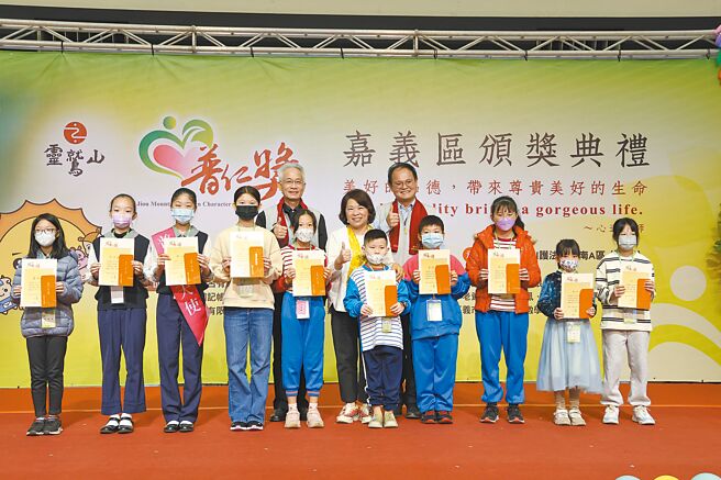 嘉義市政府7日舉行普仁獎頒獎典禮，受獎40名學子，嘉義市占24名，嘉義市教育處長郭添財（後排左至右）、嘉義市長黃敏惠與民政處長林家緯都到場給予學子肯定和祝福。（嘉義市政府提供／呂妍庭嘉義傳真）