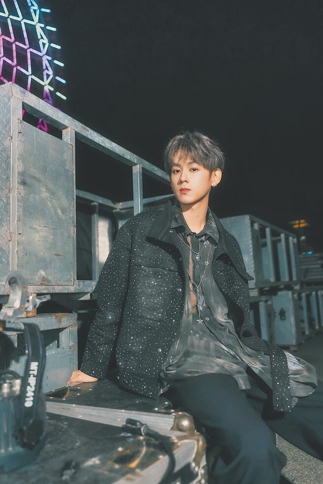 洪暐哲日前首度挑戰solo唱跳舞台。（年代娛樂提供）