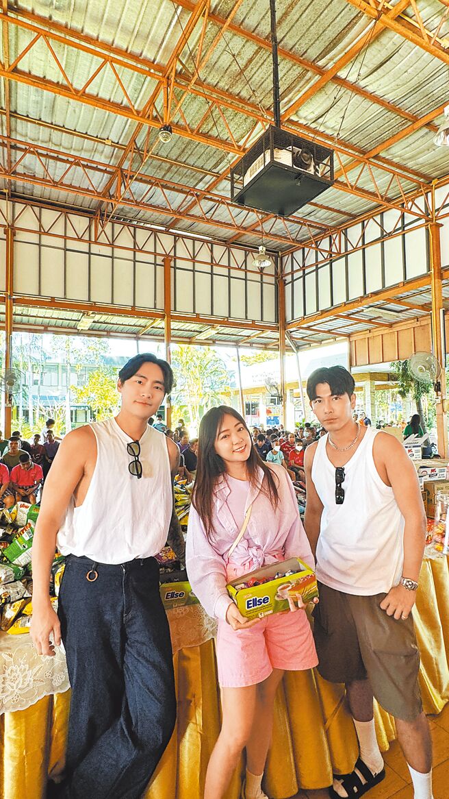 丫頭（中）與森田（右）、Vic（左）到泰國做公益。（快電商提供）