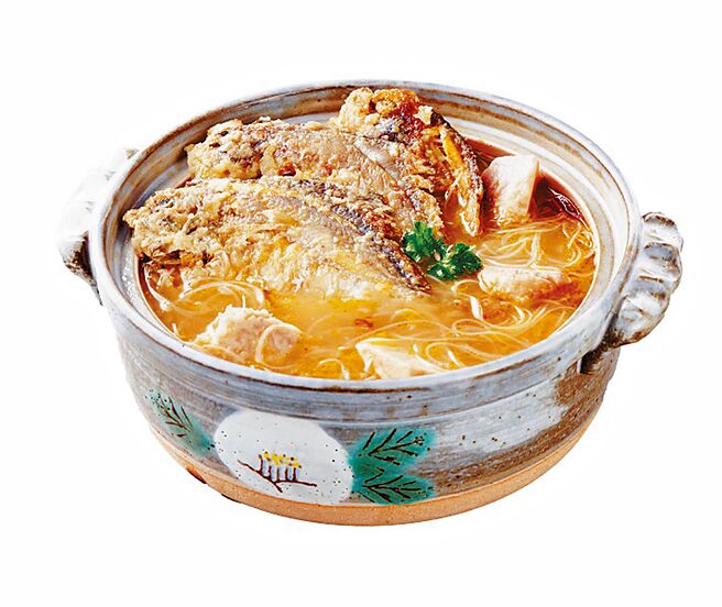 大润发阿嬷ㄟ办桌菜鲳鱼炊粉锅，498元买1送1。（大润发提供）