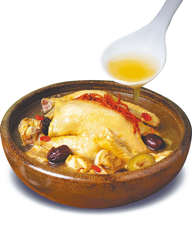 大润发娘家黄金无花果炖鸡汤，原价1129元、特价699元。（大润发提供）