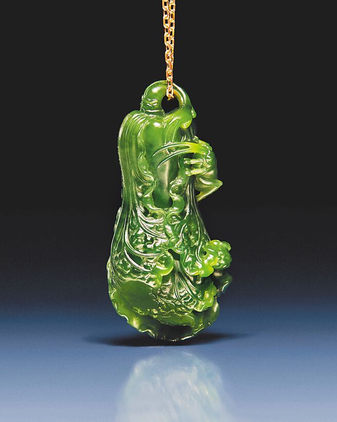 Loewe推出的翠綠白菜蟋蟀吊墜，限量五件。（Loewe提供）