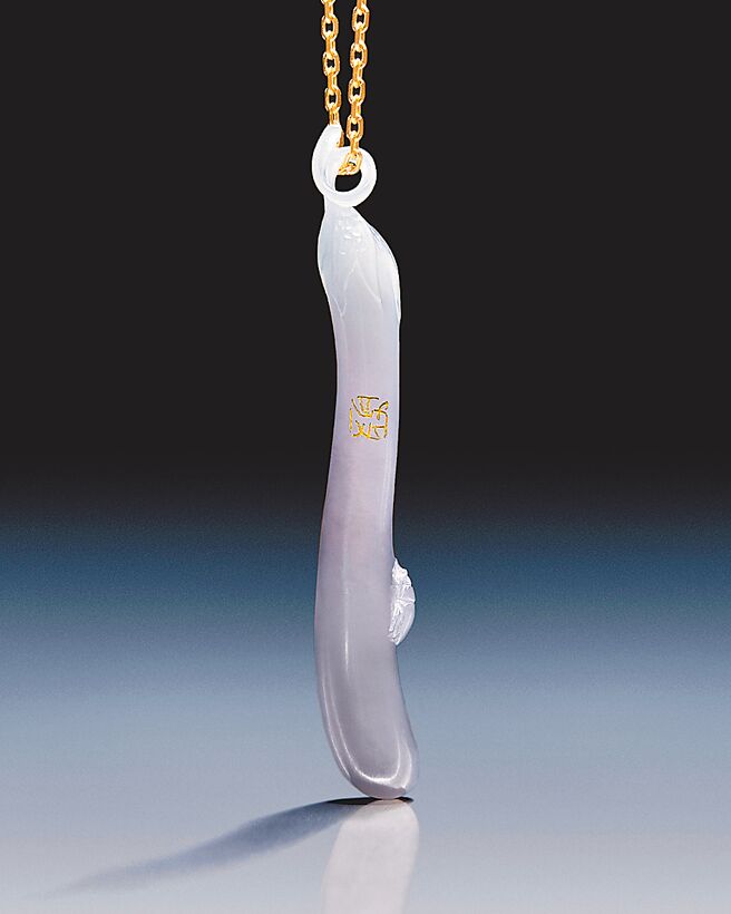 Loewe推出的茄子吊墜，限量五件。（Loewe提供）