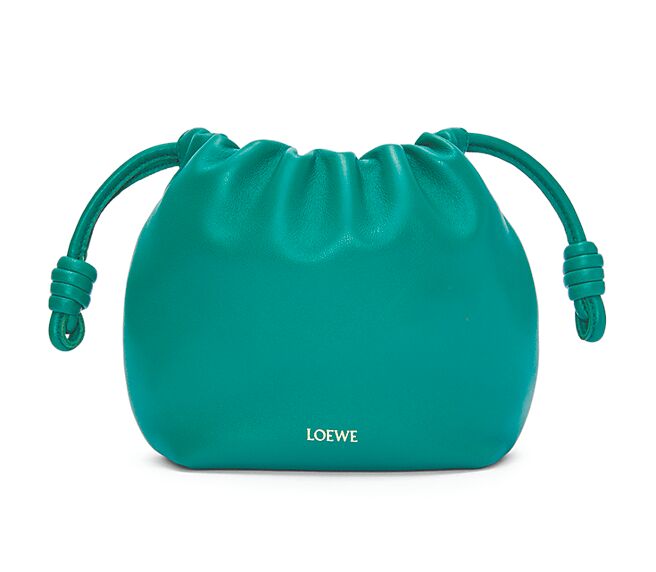 Loewe Flamenco Purse翠玉綠納帕小羊皮肩背包，售價7萬8000元。（Loewe提供）