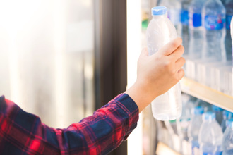 知名瓶裝水驗出數萬塑膠微粒！恐入侵細胞 專家籲2容器喝水