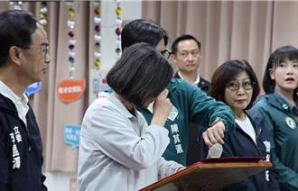 小英指發警報公開透明 網炸鍋：蔡政府不要再介選