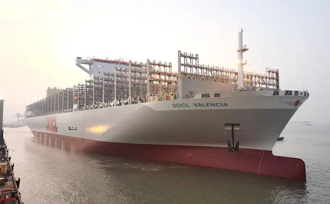 影〉中國造全球最大等級貨櫃船出海試航 高22層樓堪稱海上堡壘