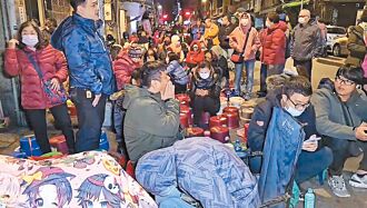 龍山寺點燈湧人潮 男信徒蟬聯8年頭香