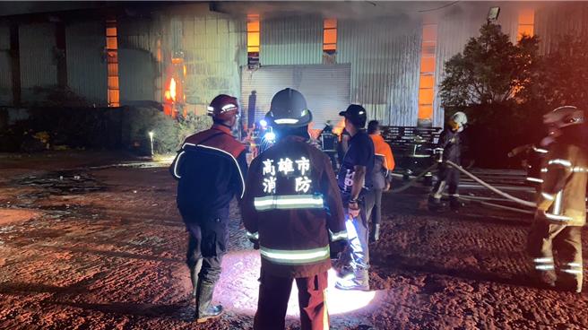 高雄冈山区新乐街一停业工厂于9日凌晨1时许发生火警，消防局人员到场抢救。（翻摄照片／林瑞益高雄传真）